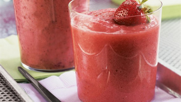 Smoothie s borůvkami, malinami a jahody