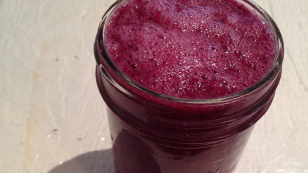 Smoothie s citronem a borůvkami