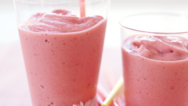 Smoothie s granátovým jablkem a jahodami