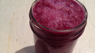 Smoothie s citronem a borůvkami