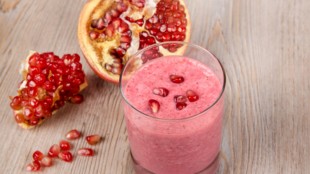 Smoothie s granátovým jablkem a třešněmi