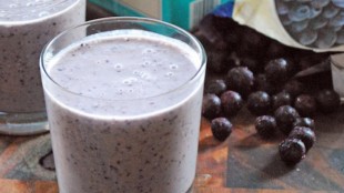 Smoothie s kešu máslem a borůvky