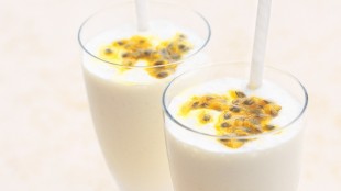Smoothie s maracujou, banánem a vanilkovou zmrzlinou