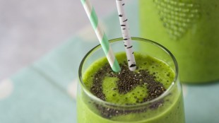 Smoothie se špenátem, arašídovým máslem a chia semínky