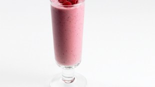 Vanilkové smoothie s lesním ovocem a annasem