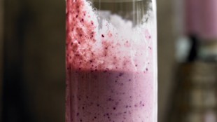 Výborné smoothie s banánem a borůvkami