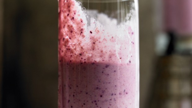 Výborné smoothie s banánem a borůvkami